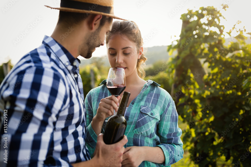 Fototapeta premium Romantic couple in vineyard before harvesting