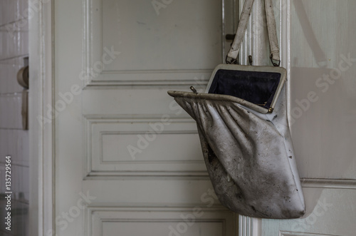 alte tasche auf tuer