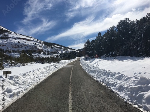 Carretera de alta montaña en un paisaje nevado photo