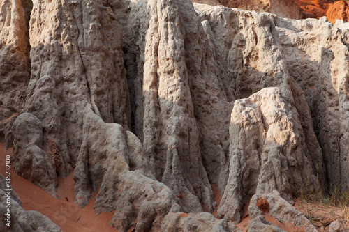 Песчаные сталактиты на красном ручье.Вьетнам.