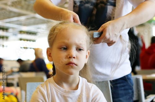Mom makes the hair of her daughter © Chekunov Alexandr