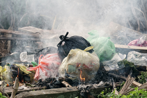 Schilderij op canvas Plastic waste and rubbish open burning