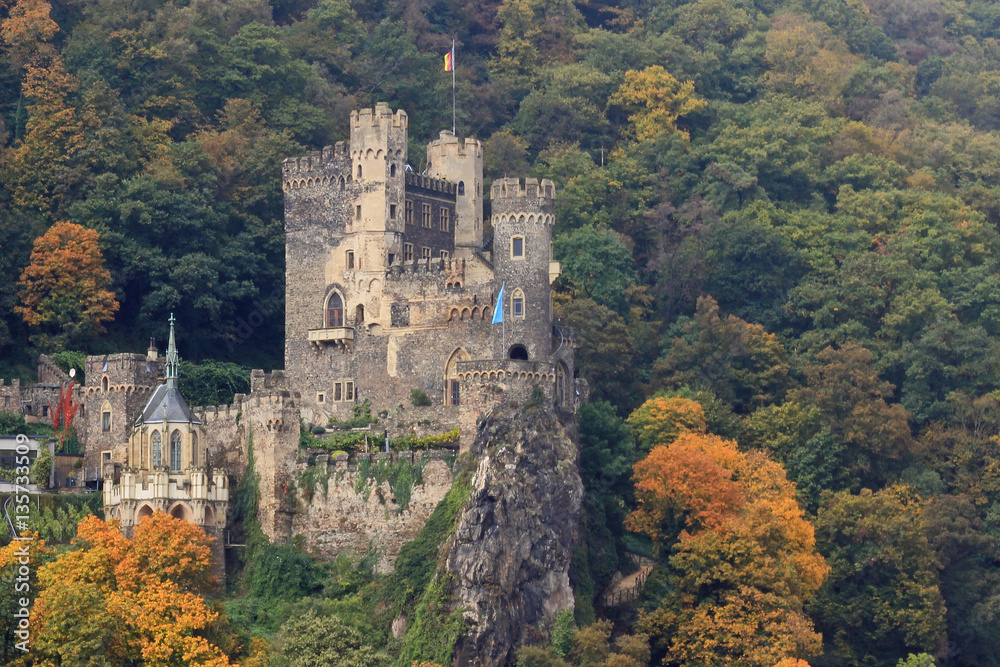 Burg Rheinstein im Herbst (14. Jh., Mittelrhein/ Rheinland-Pfalz)