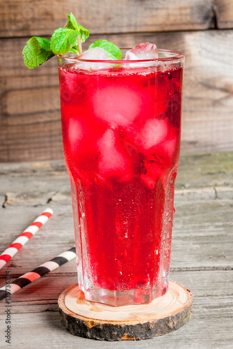 Schilderij op canvas Summer iced drink - tea or juice with ice and mint
