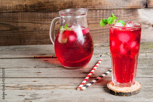Quadro su tela Summer iced drink - tea or juice with ice and mint