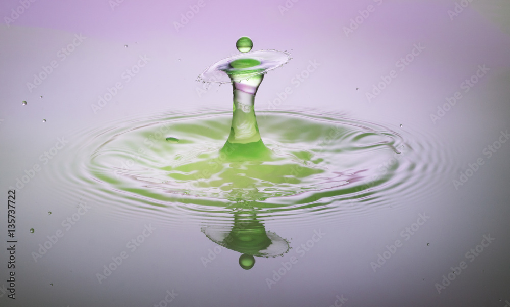 Dynamischer farbiger Wassertropfen
