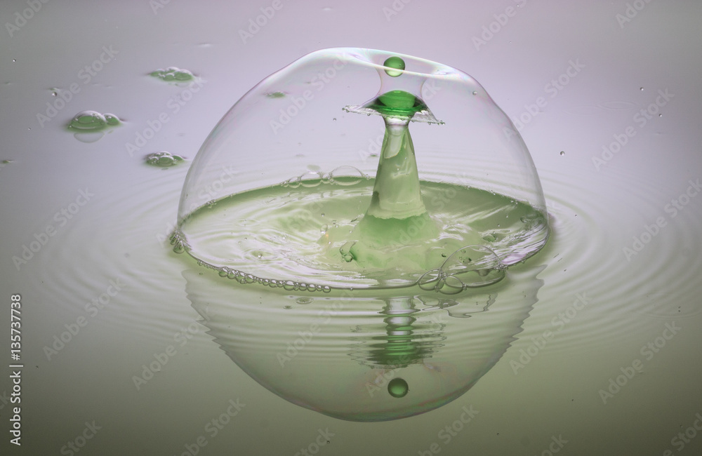 Seifenblase mit eintretendem Wassertropfen