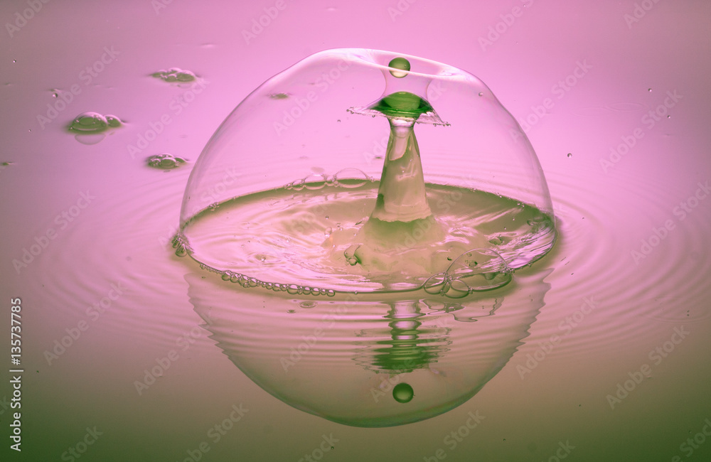 Wassertropfen beim Eintritt in eine Seifenblase