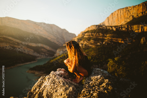 chica en body en soledad