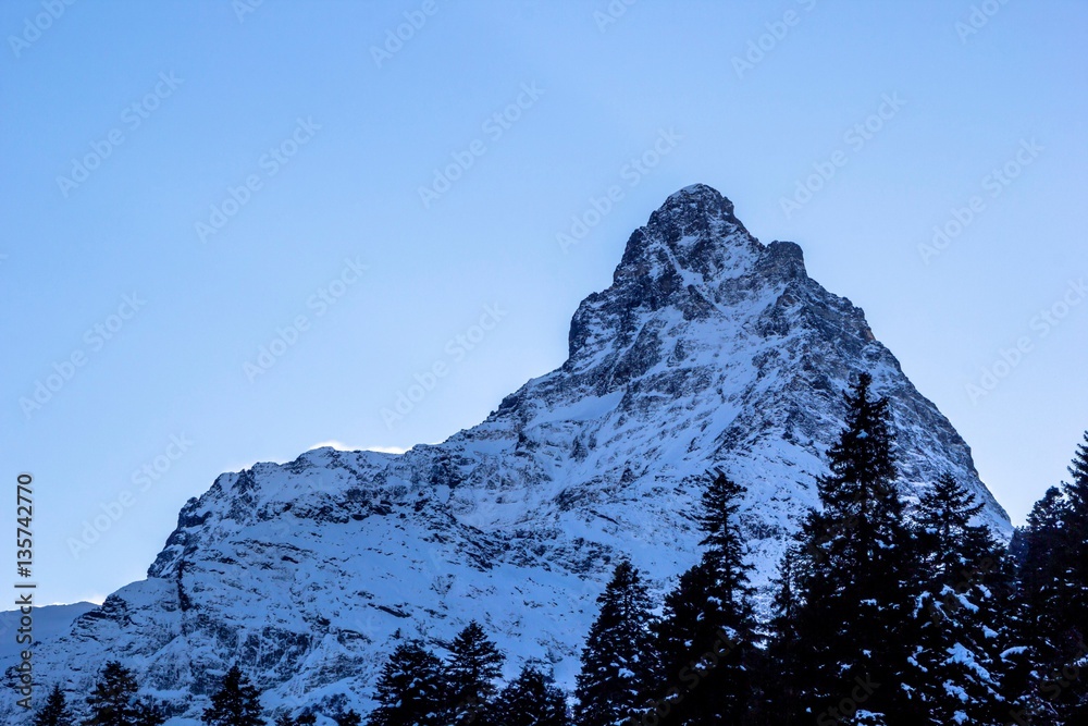 красивый вид на снежные вершины, горы Северного Кавказа, дикая природа, зимний пейзаж