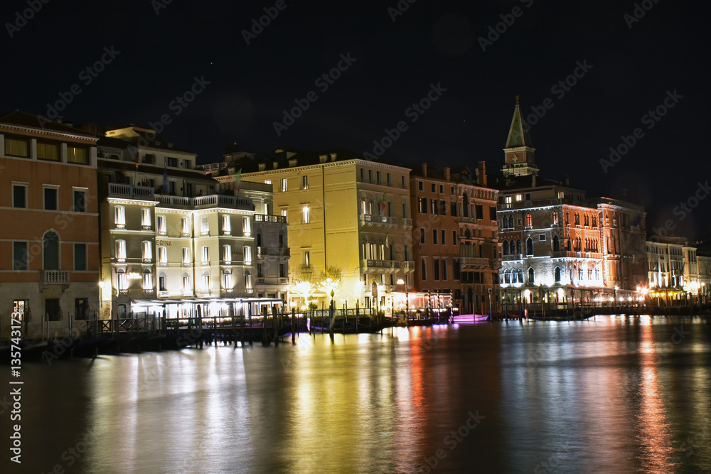 panoramica sul canal Grande a Venezia , di notte .