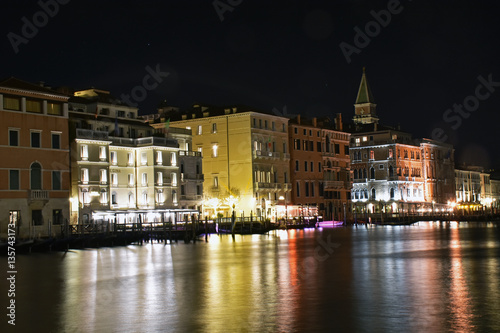 panoramica sul canal Grande a Venezia   di notte .