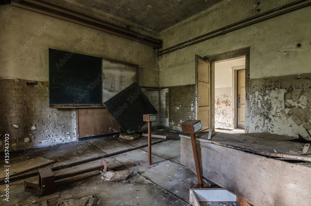 verlassenes klassenzimmer
