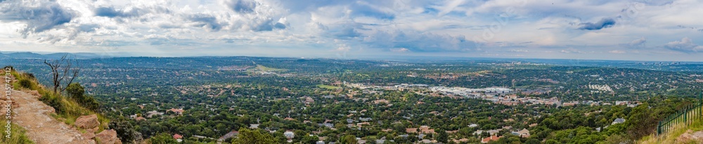 Naklejka premium Chmury nad Johannesburgiem North Western Suburbs Wide Panorama fr