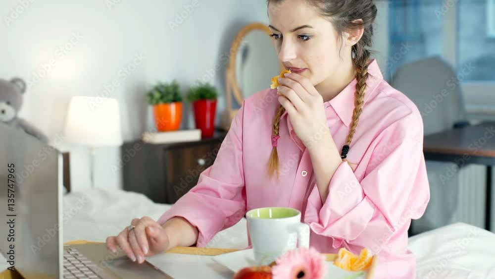 Girl eating breakfast and using laptop in bed, steadycam shot
Girl eating breakfast and using laptop in bed, steadycam shot