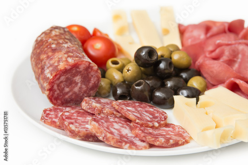 Piatto di salumi, formaggi e olive