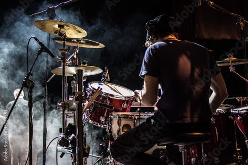 Photo Batterista suona sul palco assolo di batteria durante il concerto, effetto fumo e luci