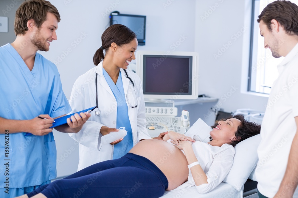 Obraz premium Doctor interacting with pregnant woman 