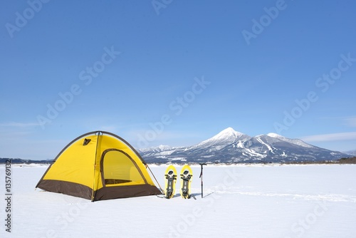 冬の湖畔・雪原のキャンプ