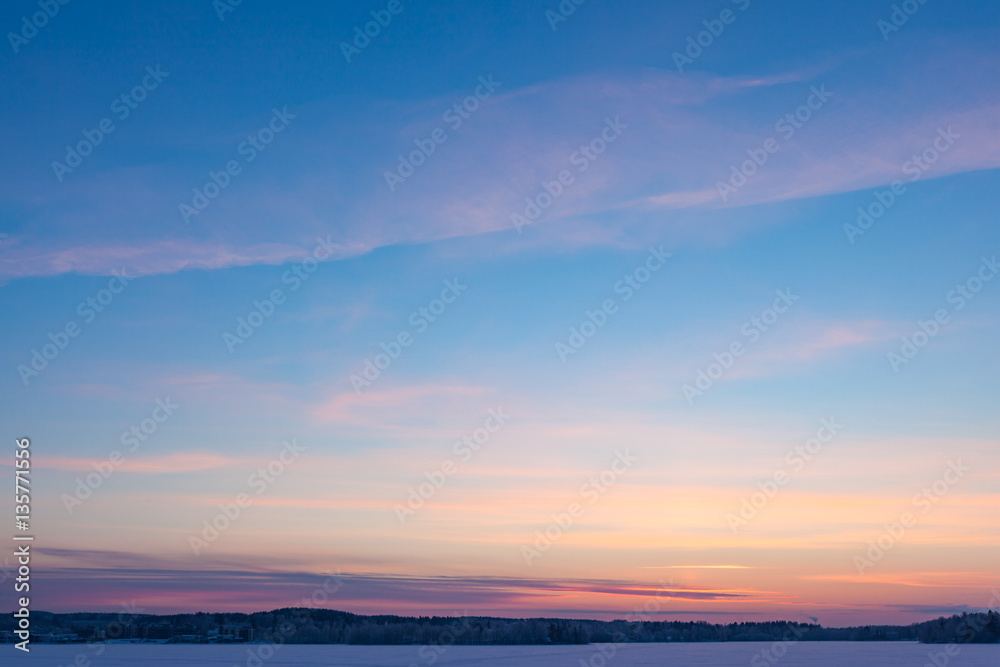 Obraz premium Spokojny zmierzchu niebo przy zimą