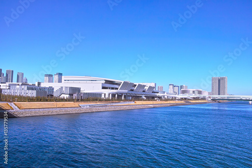 豊洲水産卸売場と運河 © 7maru