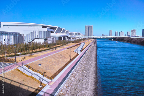 豊洲水産卸売場と運河   © 7maru