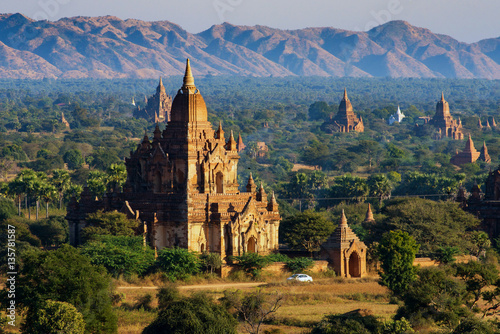 Платно Ancient pagodas in Bagan with altitude balloon Myanmar