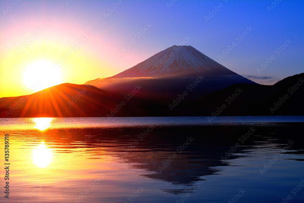 本栖湖からの日の出の太陽と逆さ富士山