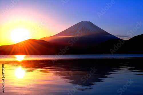 本栖湖からの日の出の太陽と逆さ富士山