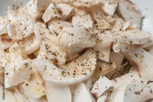 champignons de paris frais coupés en morceaux 