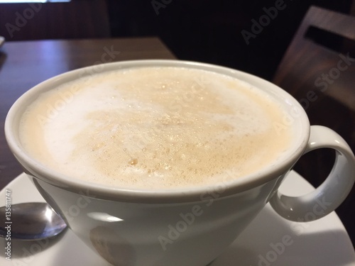  Tasse Kaffee mit Milchschaum Cappuccino auf schwarzem Tisch Hintergrund