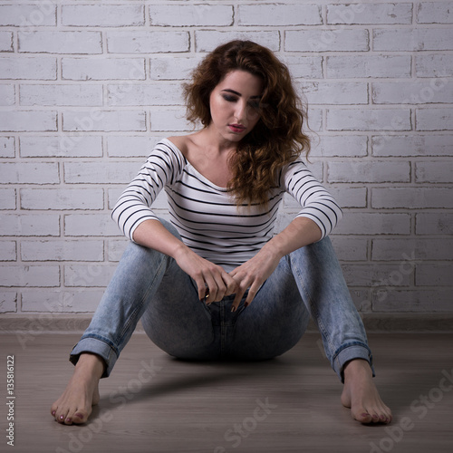 sad woman sitting on the floor © Di Studio