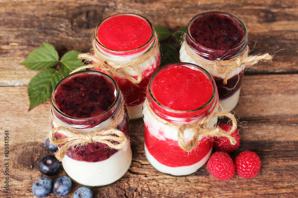 Himbeershake und Himbeershake auf Holztisch
Himbeershake und Himbeershake auf Holztisch