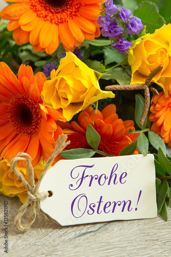 Blumen und Karte: Frohe Ostern!