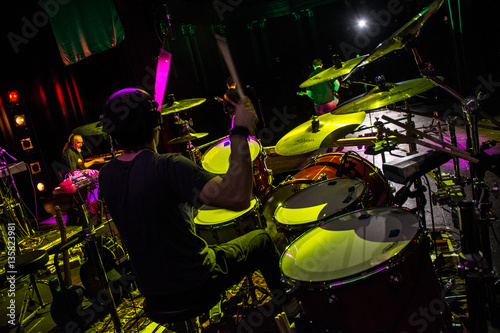 Batterista suona sul palco assolo di batteria durante il concerto, effetto fumo e luci.