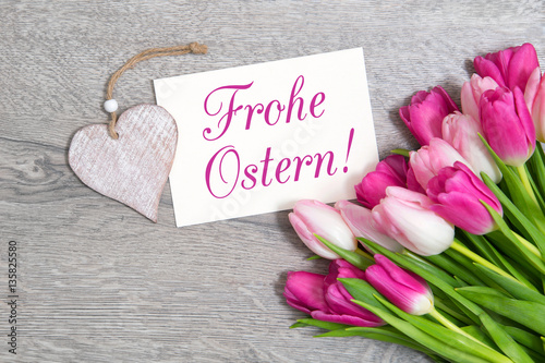 Tulpen und Karte: Frohe Ostern!