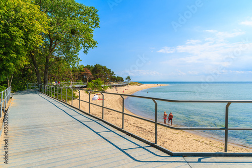 Photo Coastal promenade along beach in Hel town, Baltic Sea, Poland