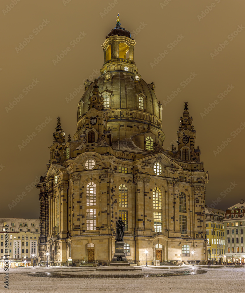 Dresdner Frauenkirche im Winter bei Nacht
Bild mit hoher Auflösung
