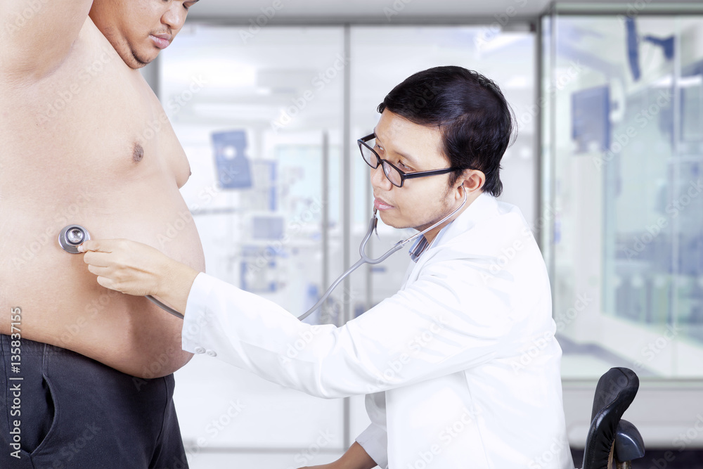 Fototapeta premium Doctor listening the patient stomach