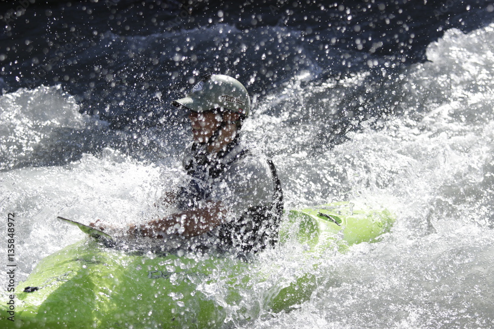 Fototapeta premium Rafting nel fiume con la canoa