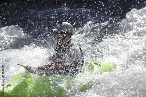 Rafting nel fiume con la canoa