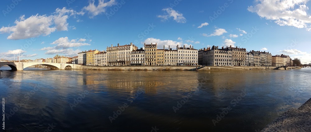 Fototapeta premium Vue panoramique de la Saône et des immeubles à Lyon