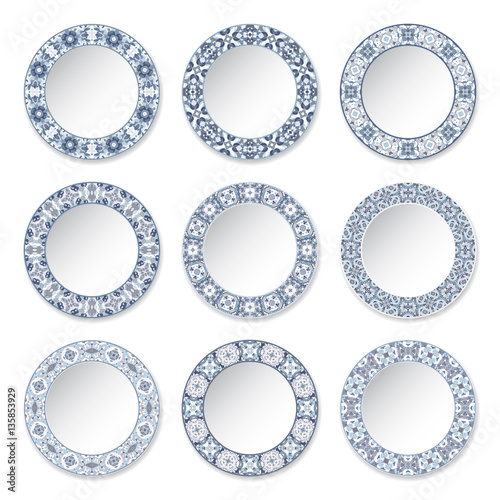 Set of decorative plates