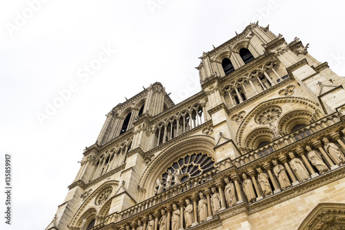 Vista dal basso della cattedrale gotica di Notre Dame de Paris