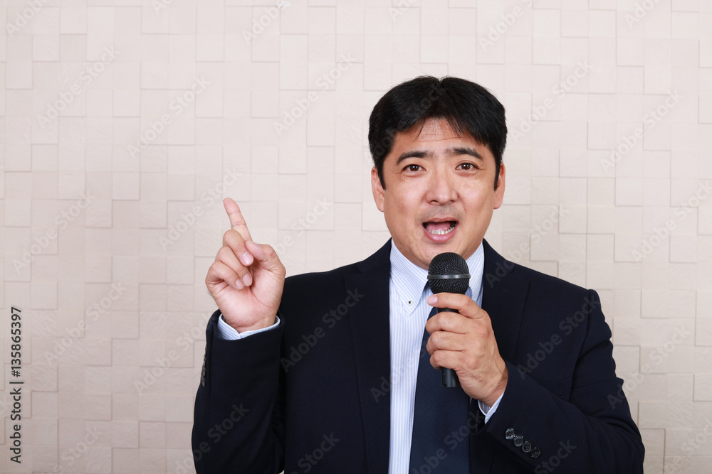 笑顔のビジネスマン
笑顔のビジネスマン