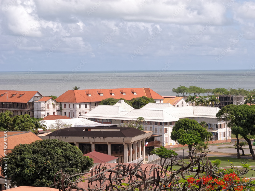 Obraz premium Toits rouges de l'ancien hôpital de Cayenne et l'océan Atlantique vus du mont Cépérou, Guyane française