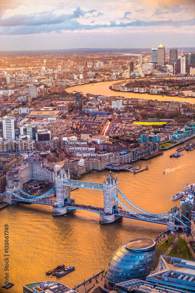 Naklejka premium Tower Bridge, widok z Shard, Londyn, Wielka Brytania