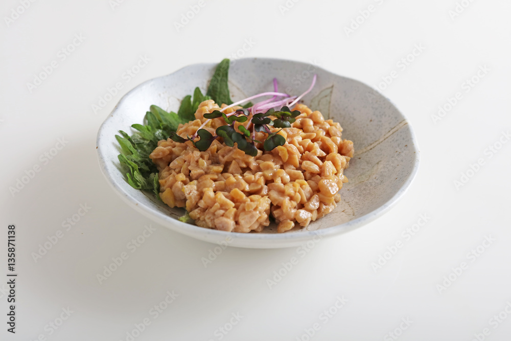 小皿に入れた納豆
