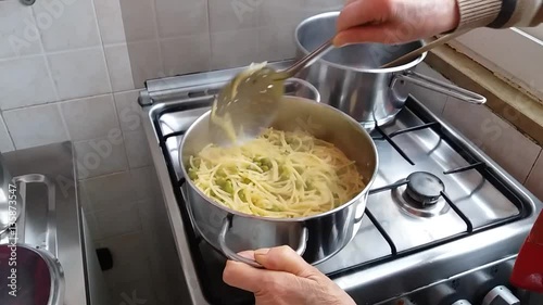 minestrare pasta e piselli photo