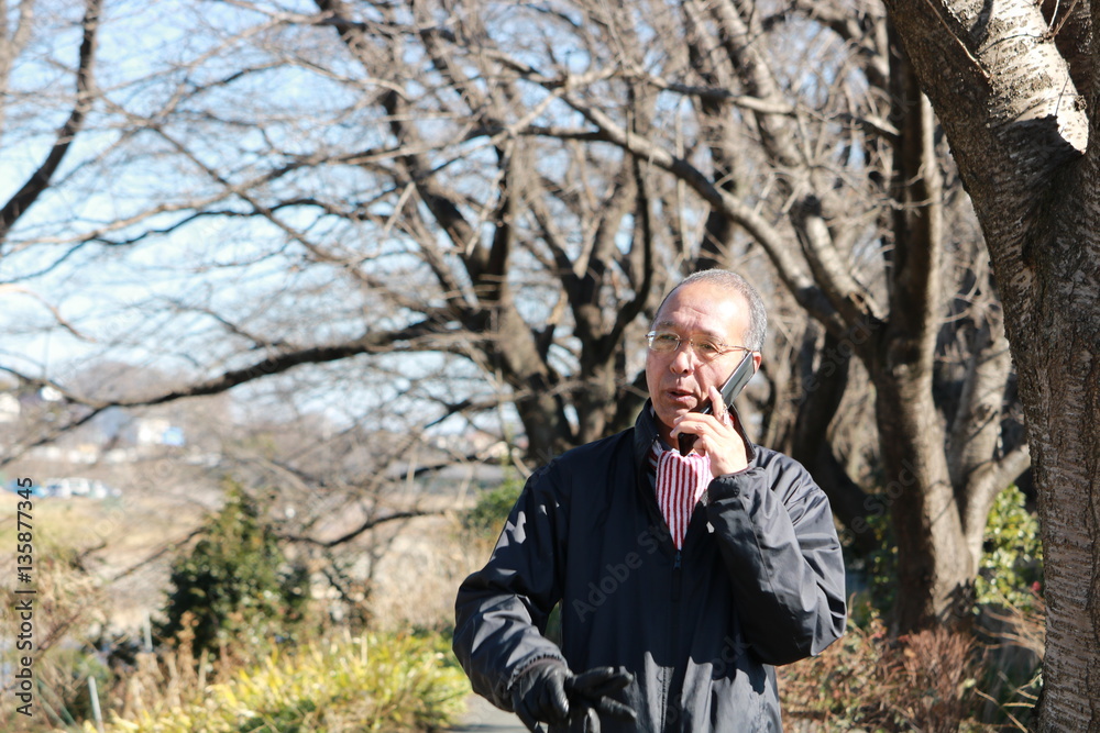携帯電話で話すシニア男性 携帯電話で話すシニア男性